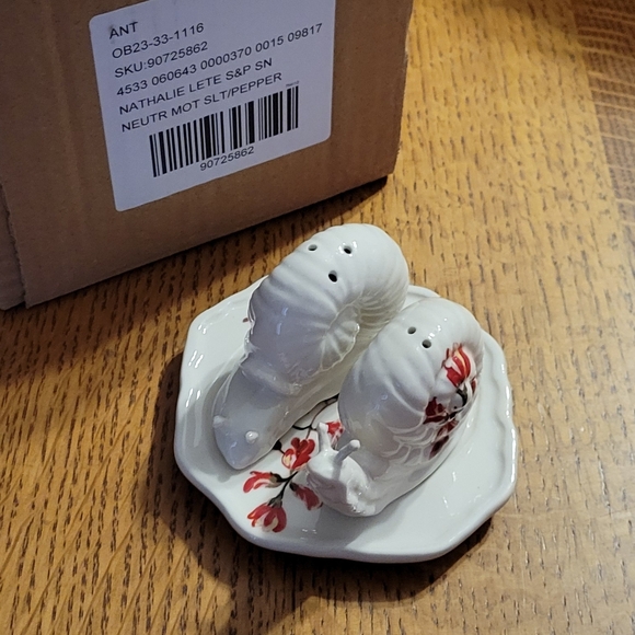 Anthropologie x Nathalie Lete Marias Snail Salt & Pepper Shakers - ivory - Picture 9 of 12